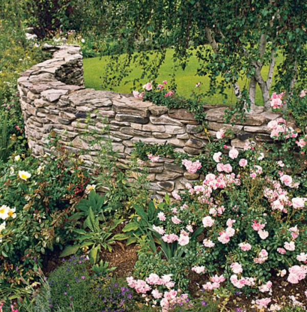 Dinding Batu Alam dengan Aksen Teralis